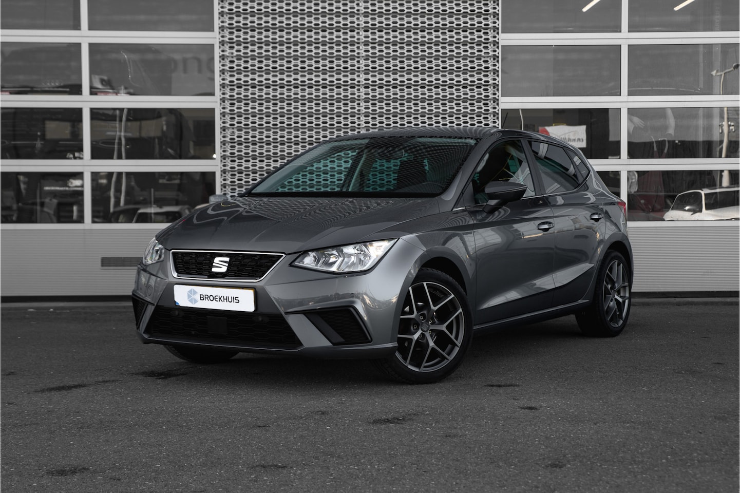 Seat Ibiza - 1.0 TSI Style Business Intense | 17"inch | Adapt. Cruise | Camera | Carplay | Trekhaak - AutoWereld.nl