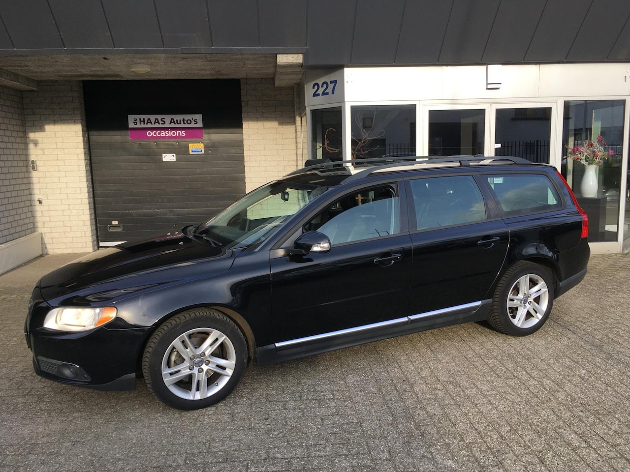 Volvo V70 - 2.0T Kinetic / LEDER / NAVI / TREKHAAK / APK JUNI 2025 / EURO-5 - AutoWereld.nl