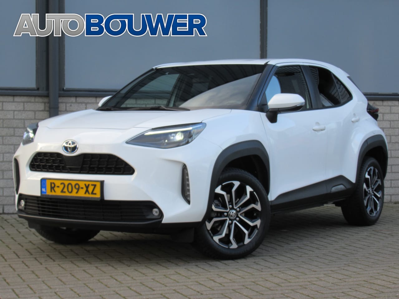 Toyota Yaris Cross - 1.5 Hybrid First Edition 2e eigen | 17"inch LM | Navi | Camera | LED kopl - AutoWereld.nl