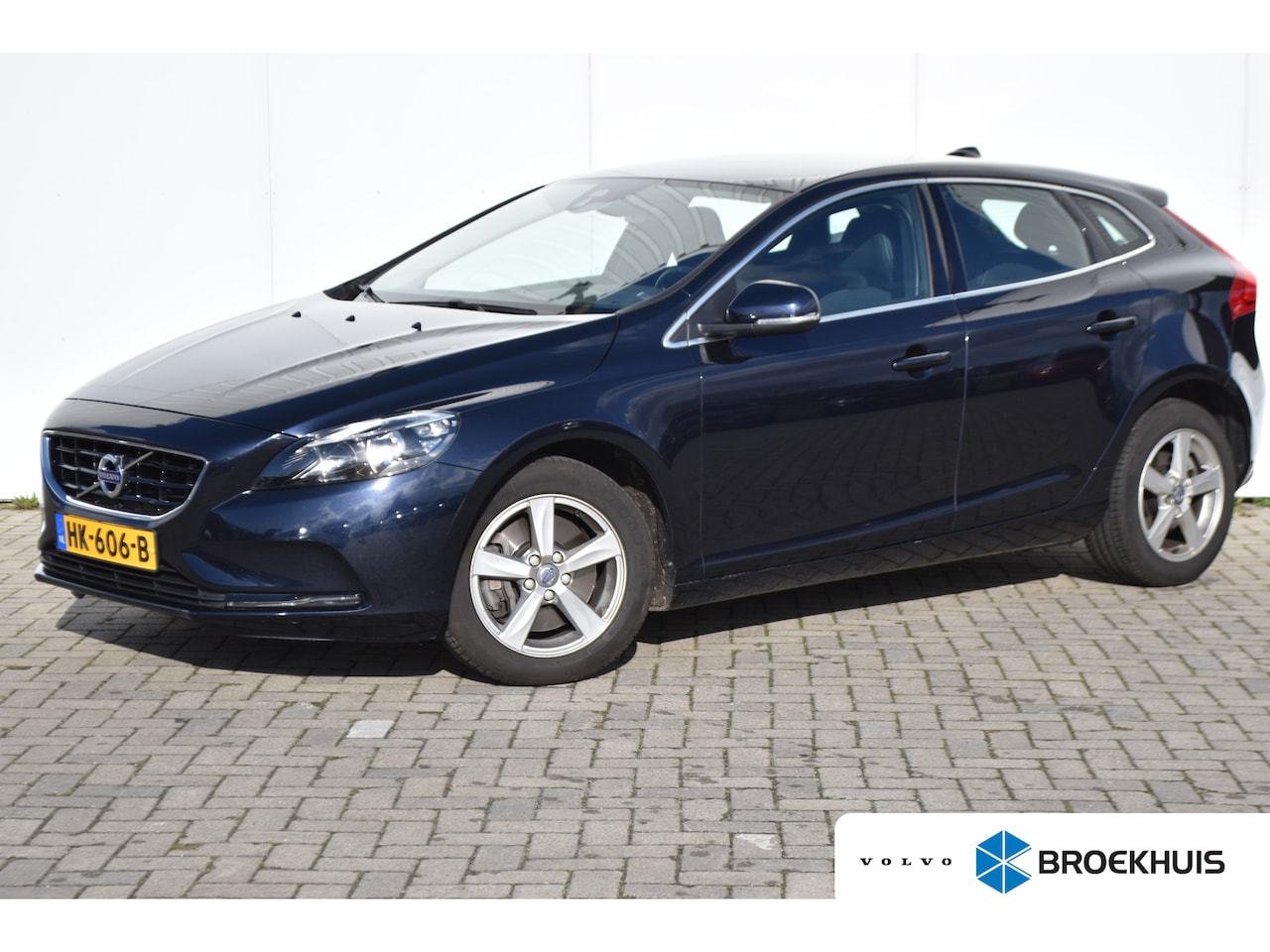 Volvo V40 - 1.5 T2 Summum Volvo V40 T2 Summum #Achteruitrijcamera #Trekhaak, #Cruisecontrol - AutoWereld.nl