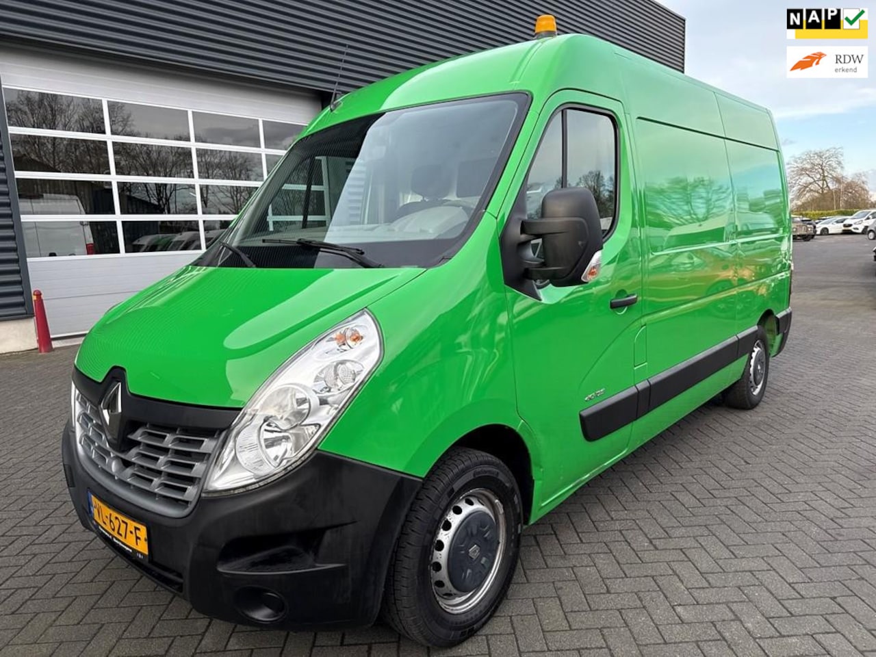 Renault Master - T35 2.3 dCi L2H3 camera, airco, trekhaak - AutoWereld.nl