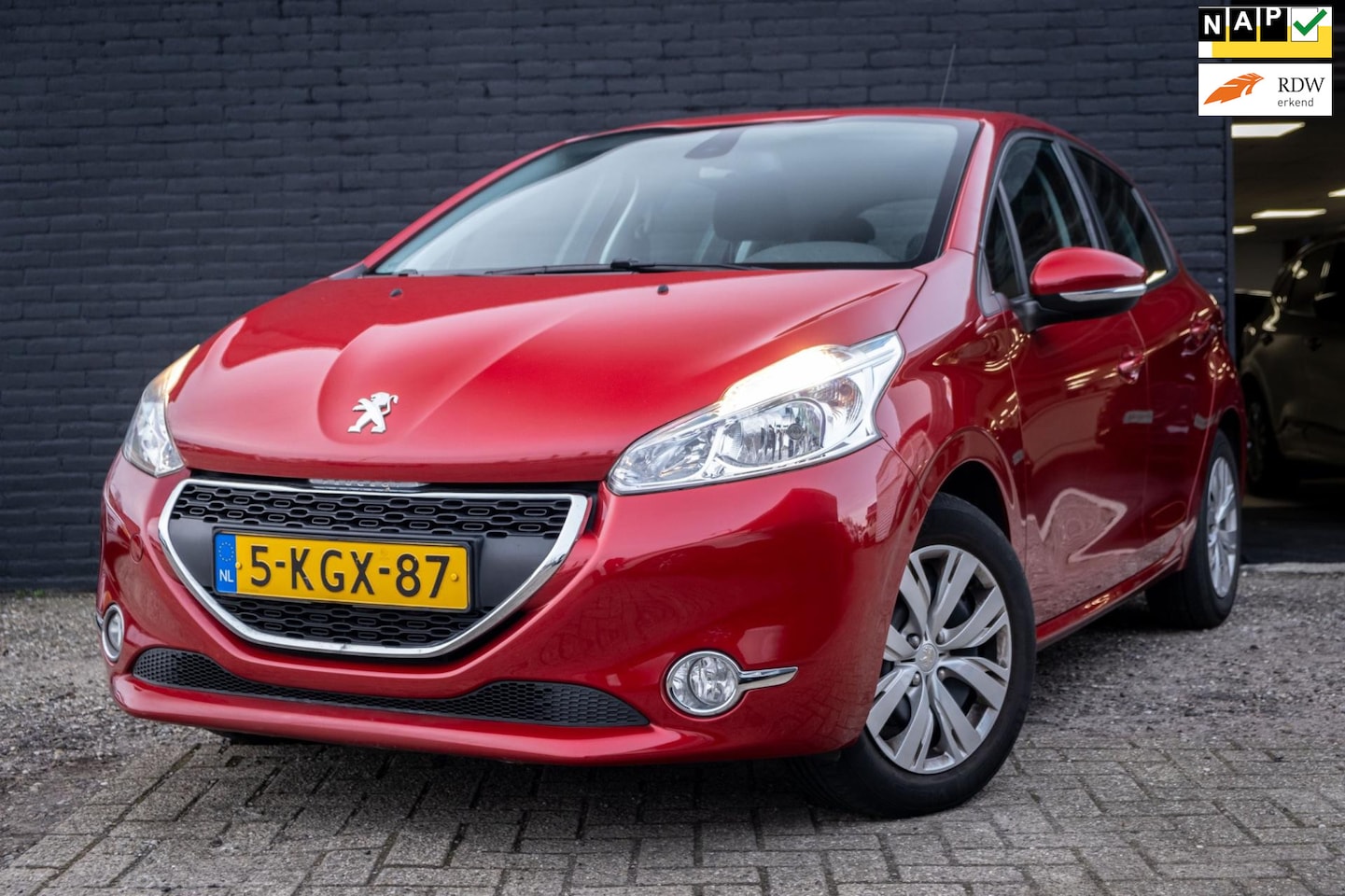 Peugeot 208 - 1.2 VTi Envy | Navi | Climate | PDC - AutoWereld.nl