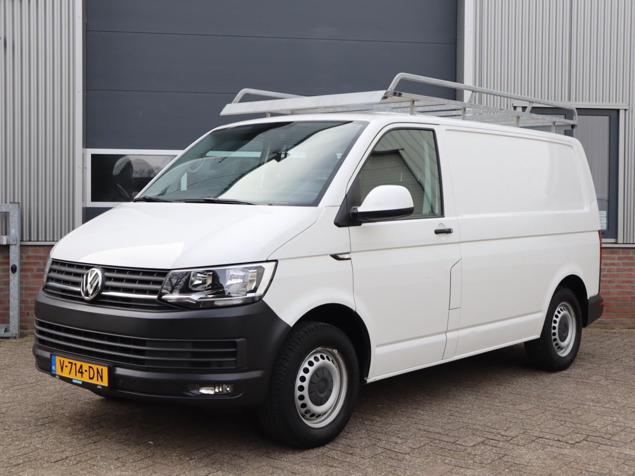 Volkswagen Transporter - T6 2.0 TDI 150pk DSG Highline, Zéér compleet, Euro-6, L1H1 - AutoWereld.nl