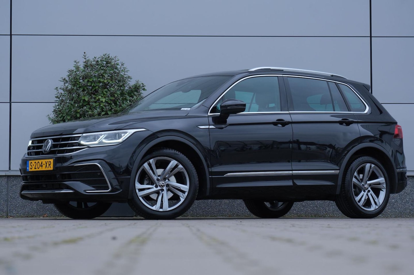 Volkswagen Tiguan - 1.5 TSI R-Line Business NL-auto PANORAMA ! - AutoWereld.nl