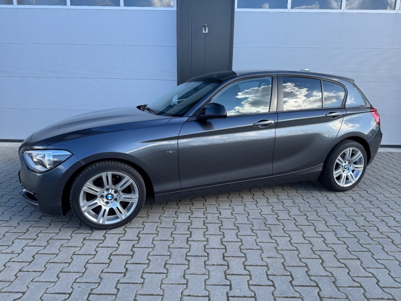 BMW 1-serie - 116I BUSINESS+ / SPORT / AUTOMAAT / Cruis control / Historie aan - AutoWereld.nl