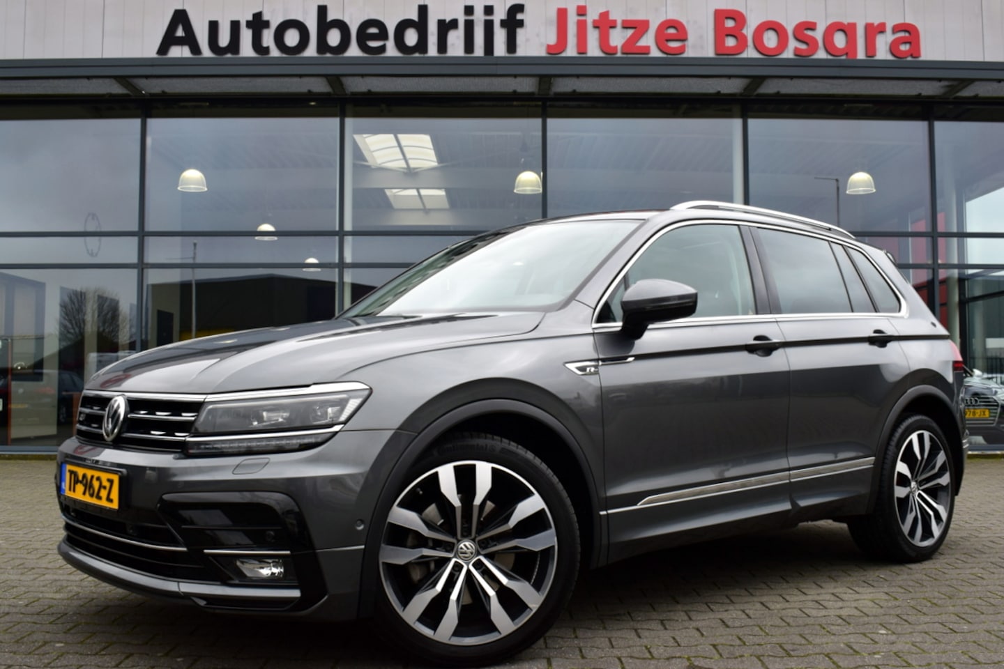 Volkswagen Tiguan - 2.0 TSi 180pk Automaat 4Motion 4X4 R-Line Highline Adap LED | Panoramadak | Carplay | Virt - AutoWereld.nl