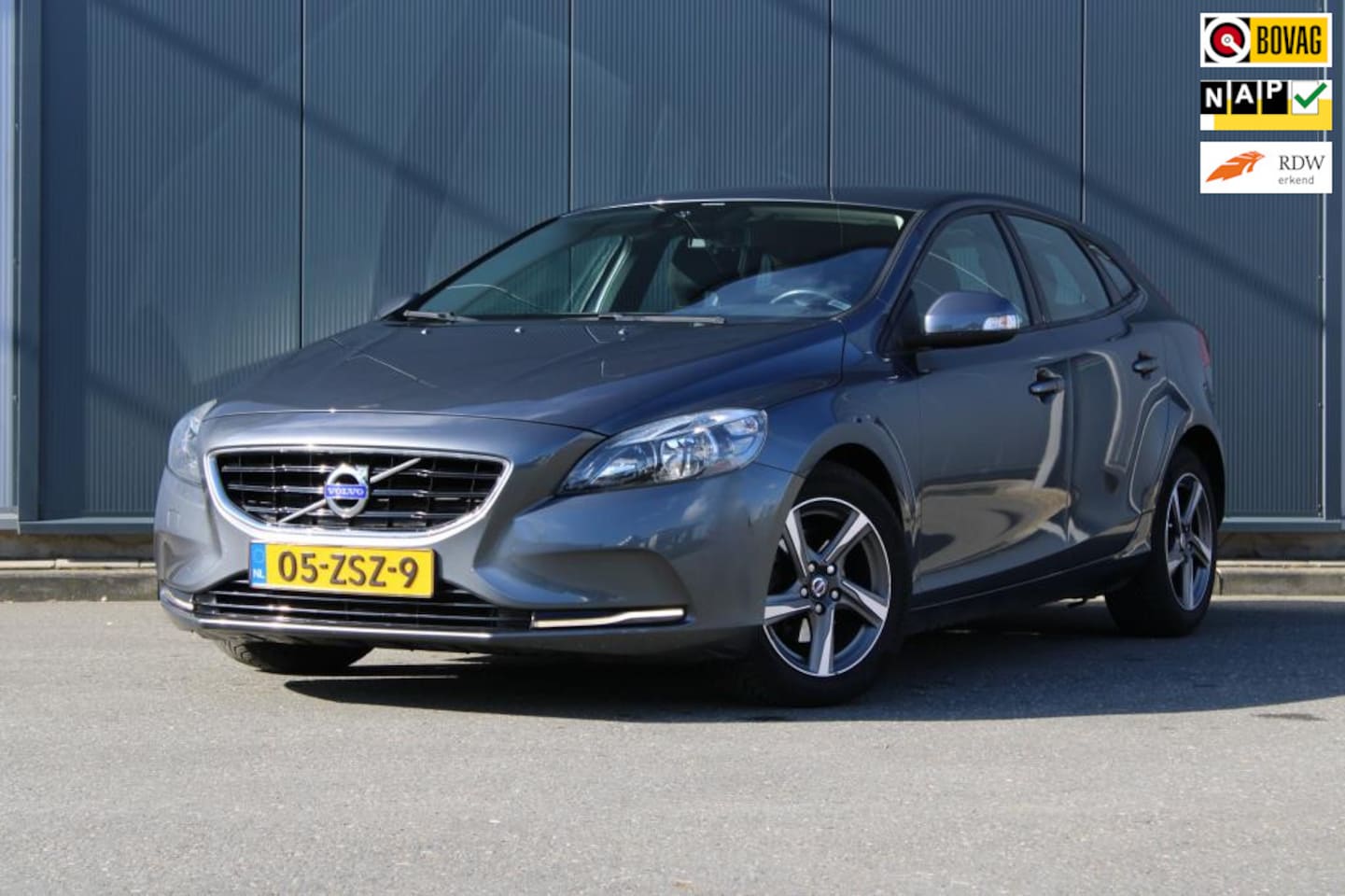 Volvo V40 - 1.6 D2 Kinetic 1.6 D2 Kinetic, Stoelverwarming, Climate Control, Cruise Control, Navigatie - AutoWereld.nl