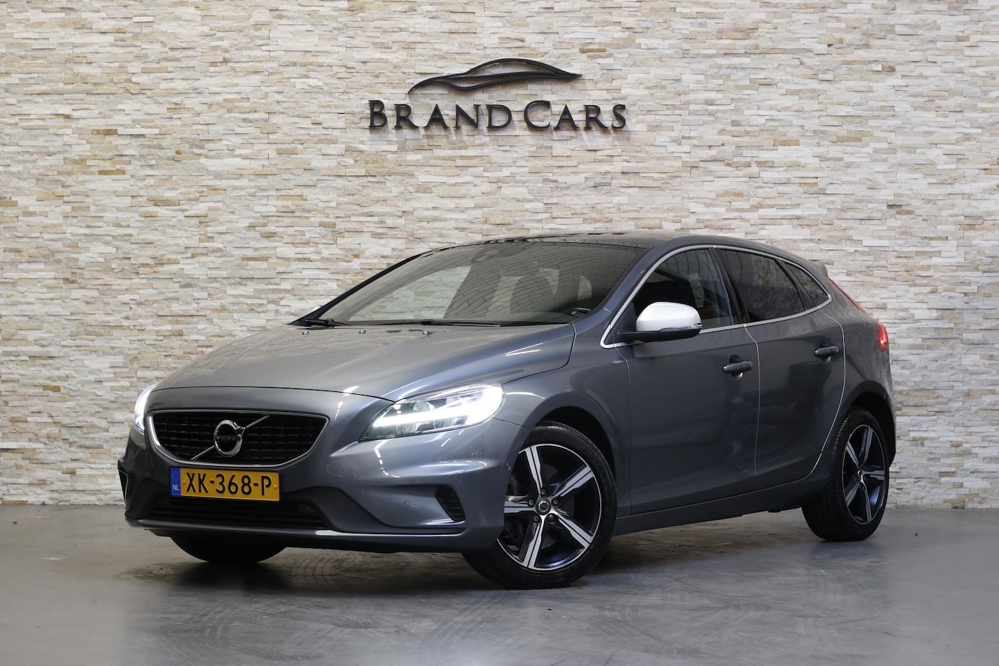 Volvo V40 - 1.5 T3 Polar+ Sport | 2X R DESIGN | PANO | PREM. SOUND | AUT. | DEALER OH | NL AUTO | NAP - AutoWereld.nl