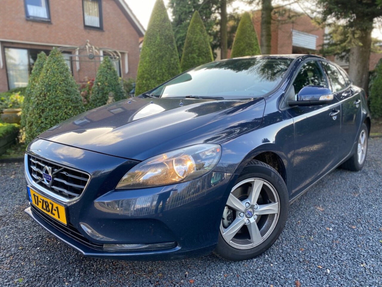 Volvo V40 - 1.6 T3 KINETIC AIRCO, NAVI, TREKHAAK, VOLLEDIGE ONDERHOUDSHISTOR - AutoWereld.nl