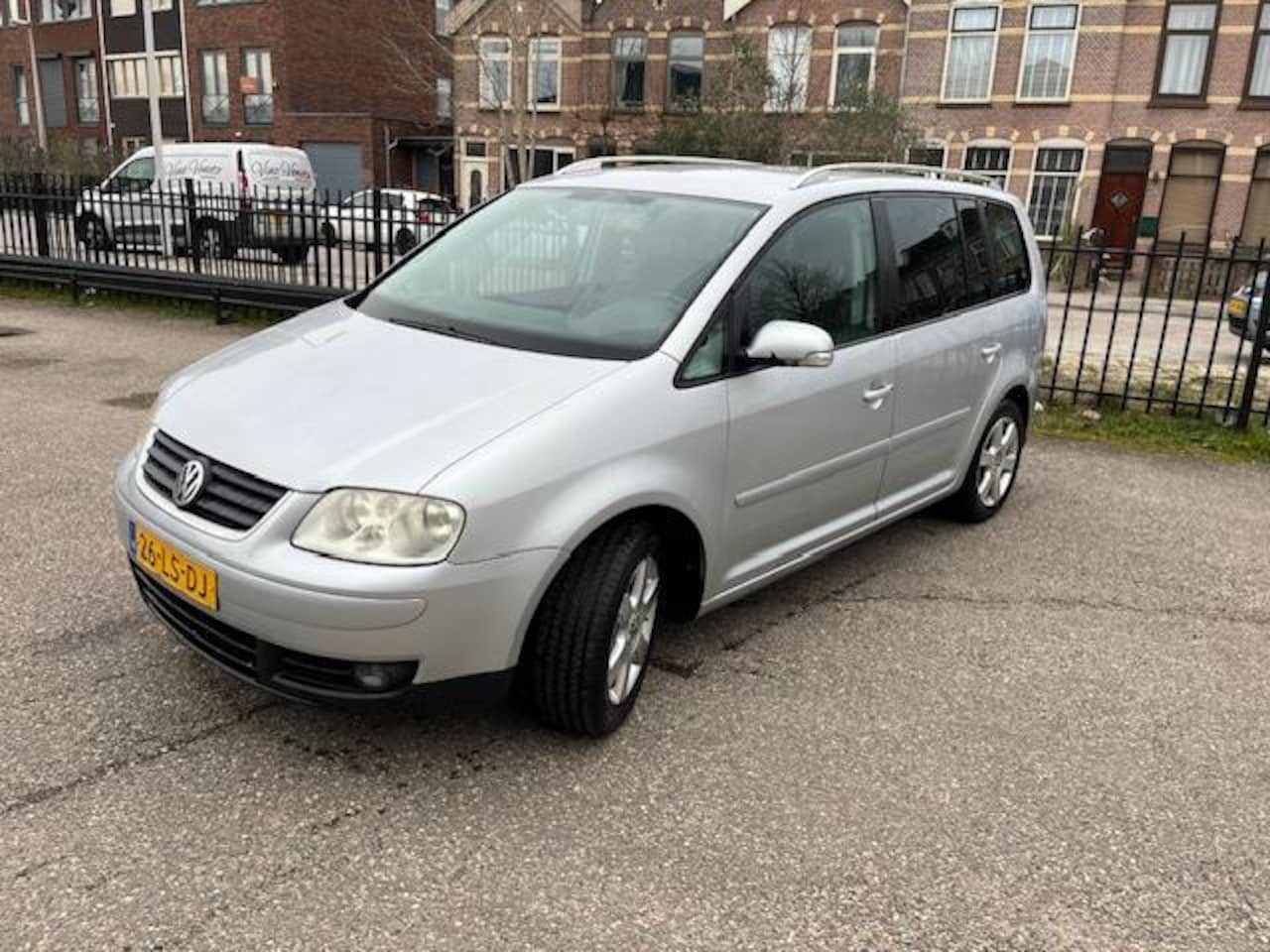 Volkswagen Touran - 1.6-16V FSI Highline! Airco! Trekhaak! - AutoWereld.nl