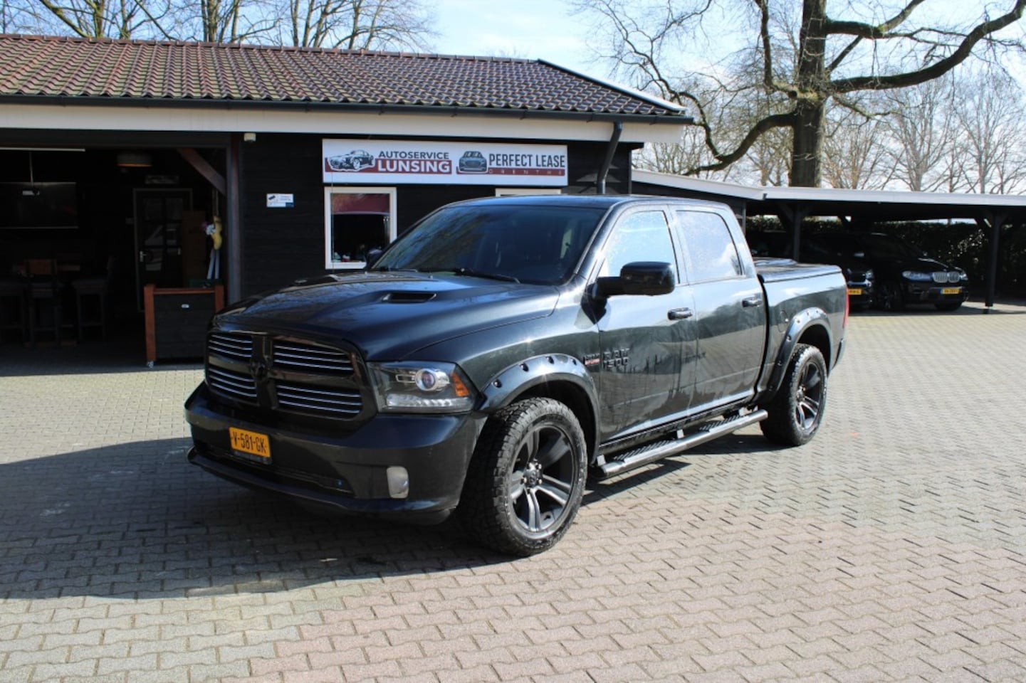 Dodge Ram - 5.7 V8 HEMI 401PK QuadCab 6'4 SPORT 4X4 Grijs kenteken - AutoWereld.nl