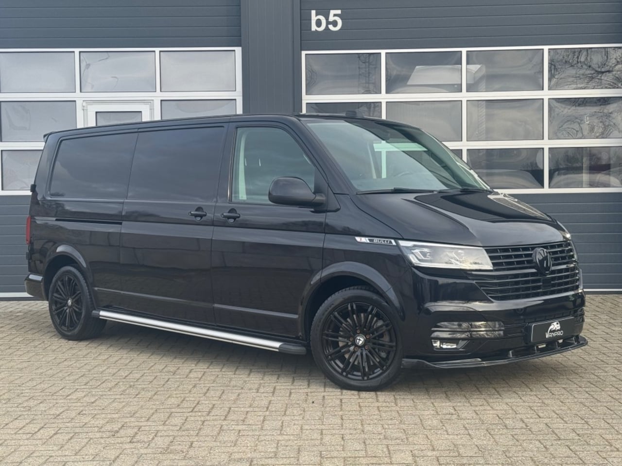 Volkswagen Transporter - 2.0 TDI 199PK Automaat Bulli / Virtual Cockpit / Dubbele schuifd - AutoWereld.nl