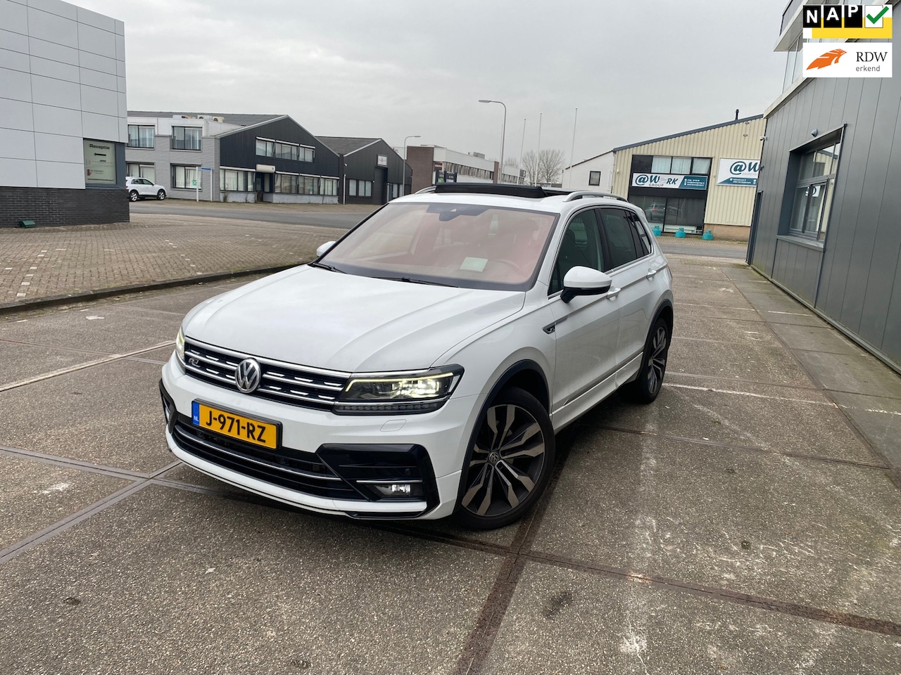 Volkswagen Tiguan - 2.0 TSI 4Motion Highline/R-Line/5drs/3e EIG/1jaar apk/ dealeronderhoud/ volle opties! - AutoWereld.nl