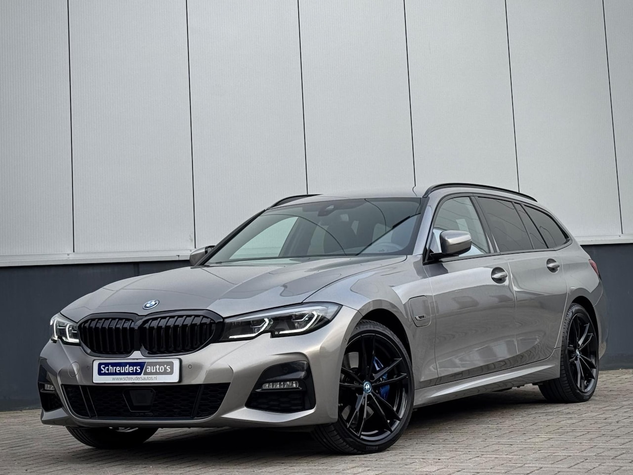 BMW 3-serie Touring - 330e High Executive M-SPORT. "Individual OXID GRAU" - AutoWereld.nl