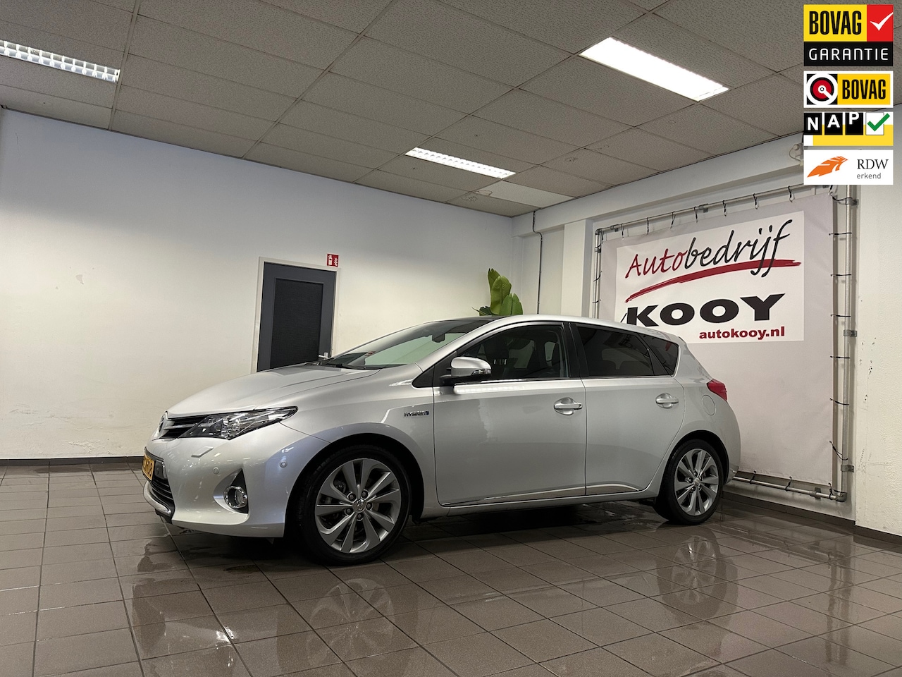 Toyota Auris - 1.8 Hybrid Lease Pro * Panoramadak / Camera / Navigatie / Stoelverwarming / NL Auto * - AutoWereld.nl