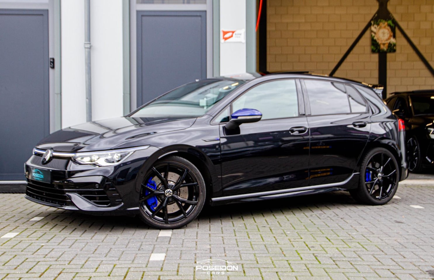 Volkswagen Golf - 2.0 TSI R 4motion 20 YEARS EDITION PANO | AKRAPOVIC | MEMORY | STUURVERWARMING | HARMAN KA - AutoWereld.nl