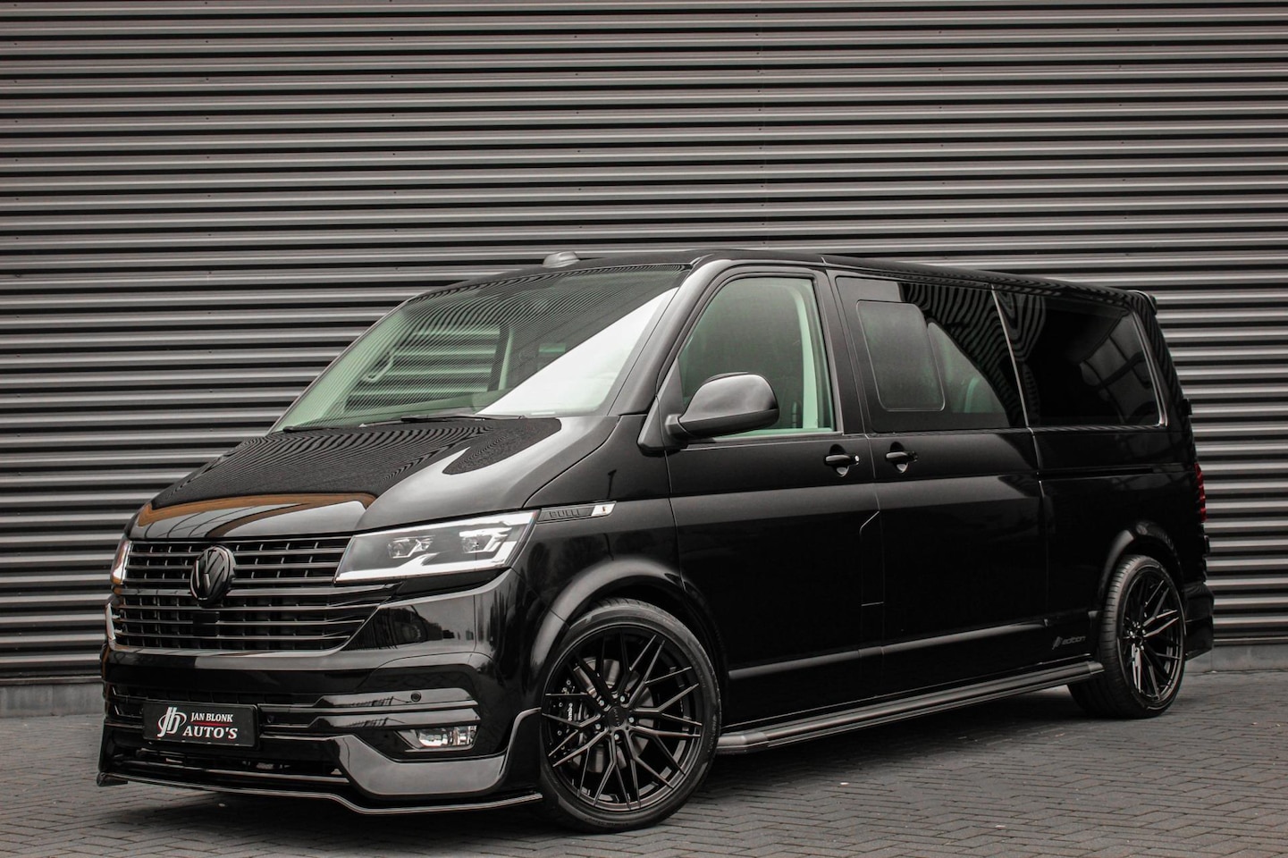 Volkswagen Transporter - 2.0 TDI L2H1 150PK BULLI FULL BLACK / JB- EDITION / 2X ELEK. SCHUIFDEUR / VERLAGINGSVEREN - AutoWereld.nl