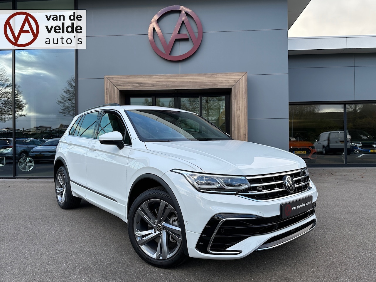 Volkswagen Tiguan - 1.4 TSI DSG eHybrid R-Line | Camera | Dode hoek | Keyless | Elek. Achterklep | Rijklaar in - AutoWereld.nl