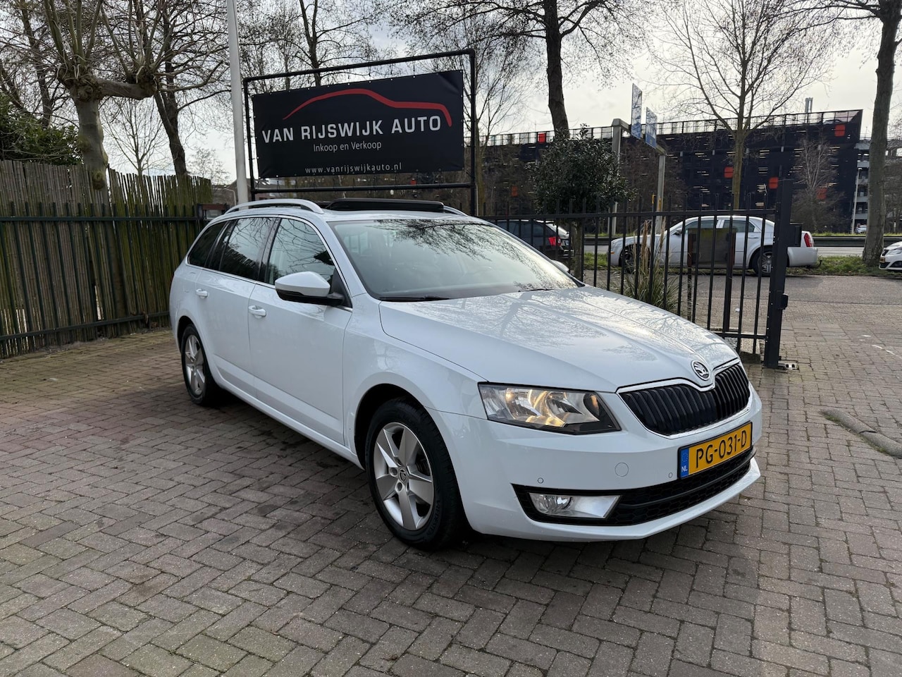 Skoda Octavia Combi - 1.6 TDI Greentech Style Pano Nav Clima Stoelverw Trekh - AutoWereld.nl