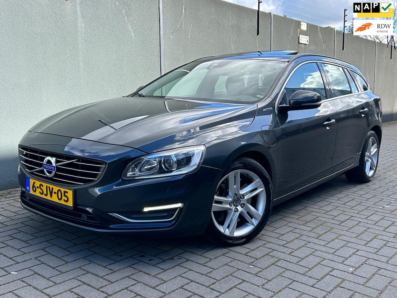 Volvo V60 - 2.4 D6 AWD Plug-In Hybrid Summum / NAP / 1e Eigenaar - AutoWereld.nl