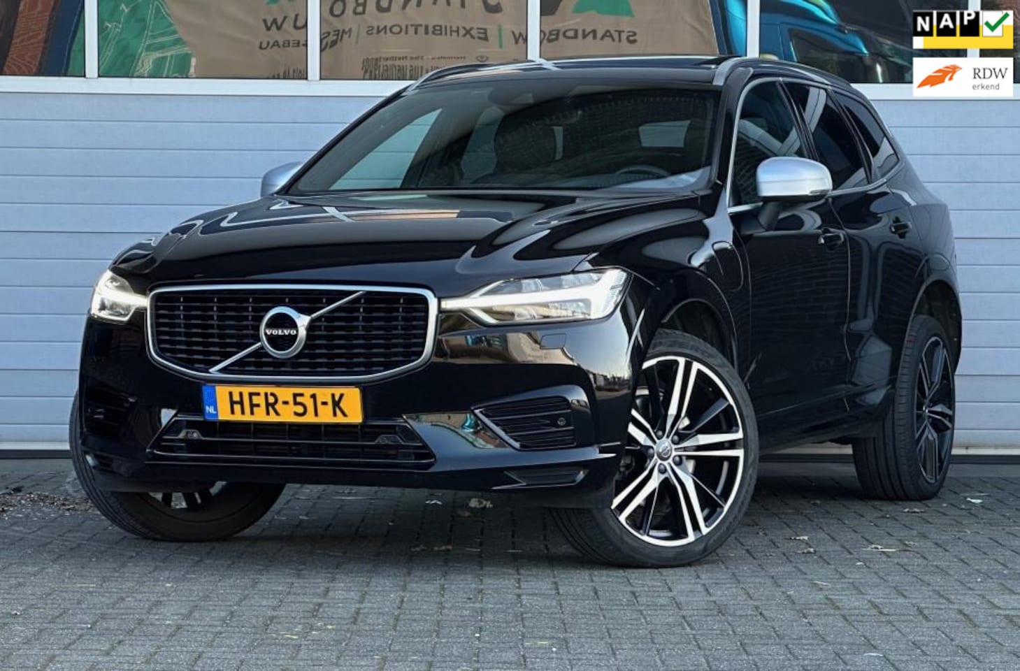 Volvo XC60 - 2.0 T8 TwinEngine AWD R-Design MY2018 luchtvering - AutoWereld.nl