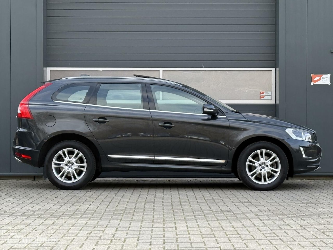 Volvo XC60 - 2.0 D4 FWD Geartronic-8 Summum /Panoramadak/Sensus Nav/Camera/2xElek.stoel/Harman-Kardon/A - AutoWereld.nl