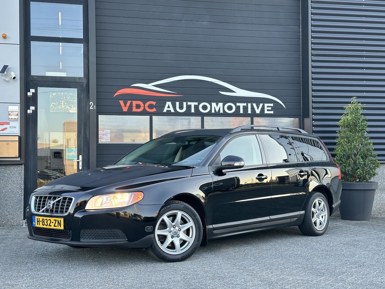 Volvo V70 - 2.0 F Stoelverwarming | Airco | Cruisecontrol | Dealer Onderhouden | Privacy Glas - AutoWereld.nl