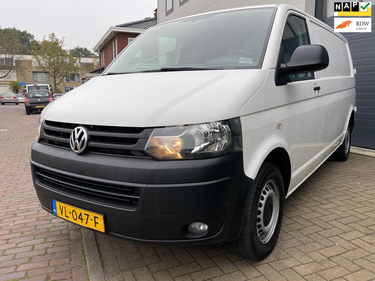 Volkswagen Transporter - 2.0 TDI L2H1/Airco/Navi/Cruise-c/PDC/Trekhaak/Nette Bus/Elek-pakket - AutoWereld.nl