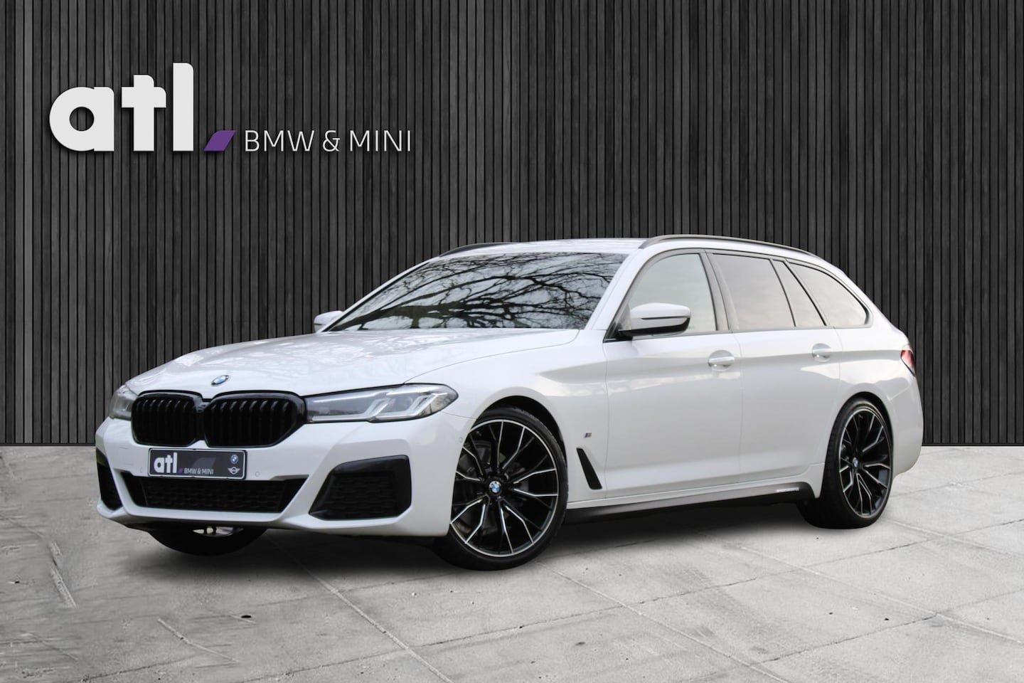 BMW 5-serie Touring - 520i High Executive M-sportpakket, Keyless, Sportstoelen, Adaptieve LED koplampen, Achteru - AutoWereld.nl