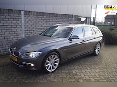 BMW 3-serie Touring - 320i High Executive Autom Leder Sportst Stoelverw Navi Clima Cruise Xenon PDC LMV Trekhaak