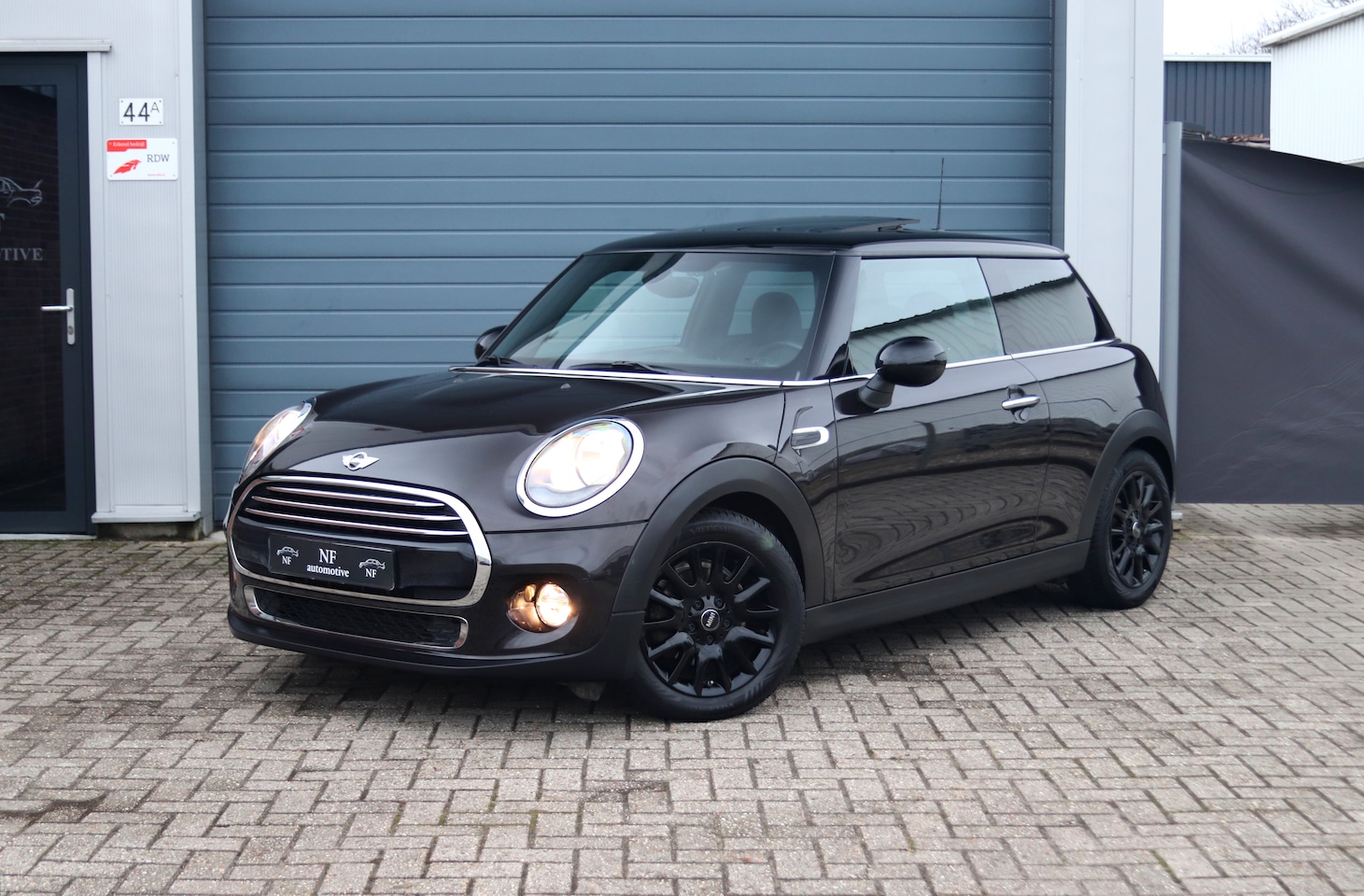MINI Mini - 1.5 Cooper Chili Business Cooper F56 - Chili - Panorama Climate Cruise Bruin - AutoWereld.nl