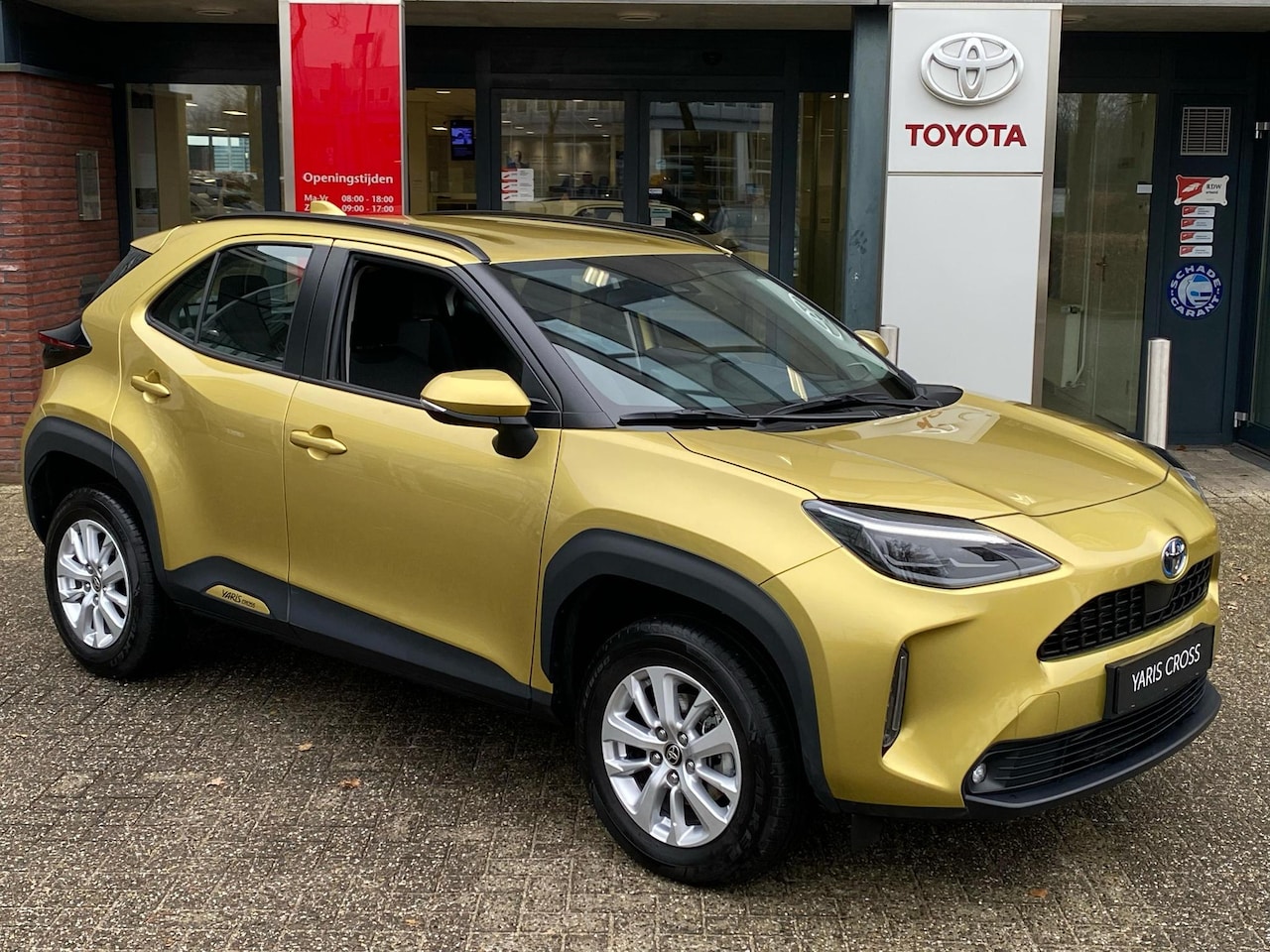 Toyota Yaris Cross - 1.5 HYBRID DYNAMIC HEAD-UP STOEL/STUURVERW. EL-ACHTERKLEP LED-PAKKET DRAADLOOS-LADEN-TEL L - AutoWereld.nl