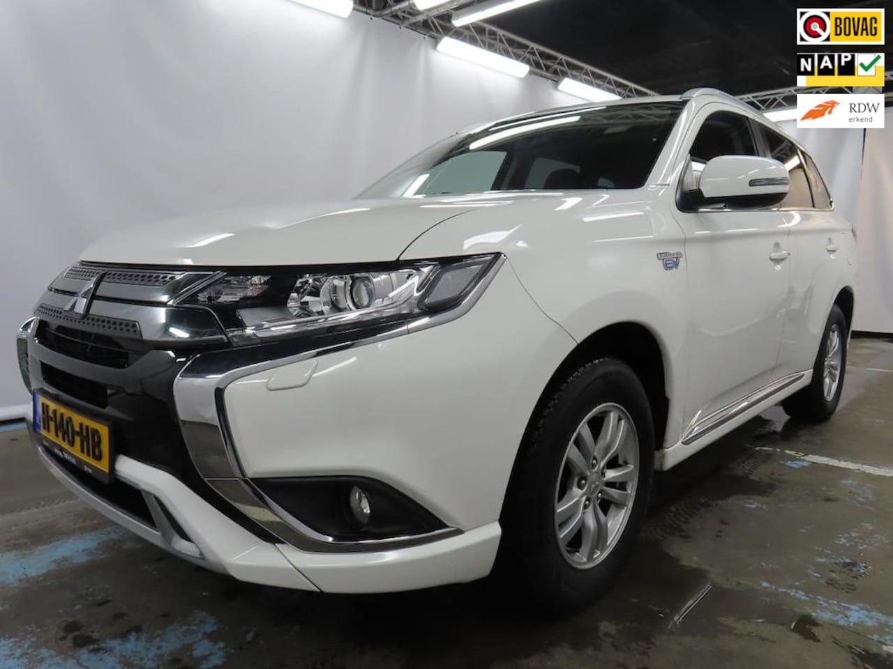 Mitsubishi Outlander - 2.4 PHEV Pure 4WD + Camera+Apple-CarPlay-Android+2 oplaad Snoeren = INCL-BTW - AutoWereld.nl