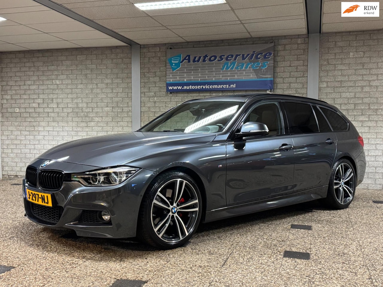 BMW 3-serie Touring - 330i M Sport 330i M Sport, automaat, navi, camera, sportleder, el. trekhaak, panodak etc. - AutoWereld.nl