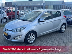 Hyundai i20 - 1.2i i-Deal 5 deurs 86PK NL AUTO NAP Airco l LED l MTF-stuur l LM velgen DEALER OH l TOPST