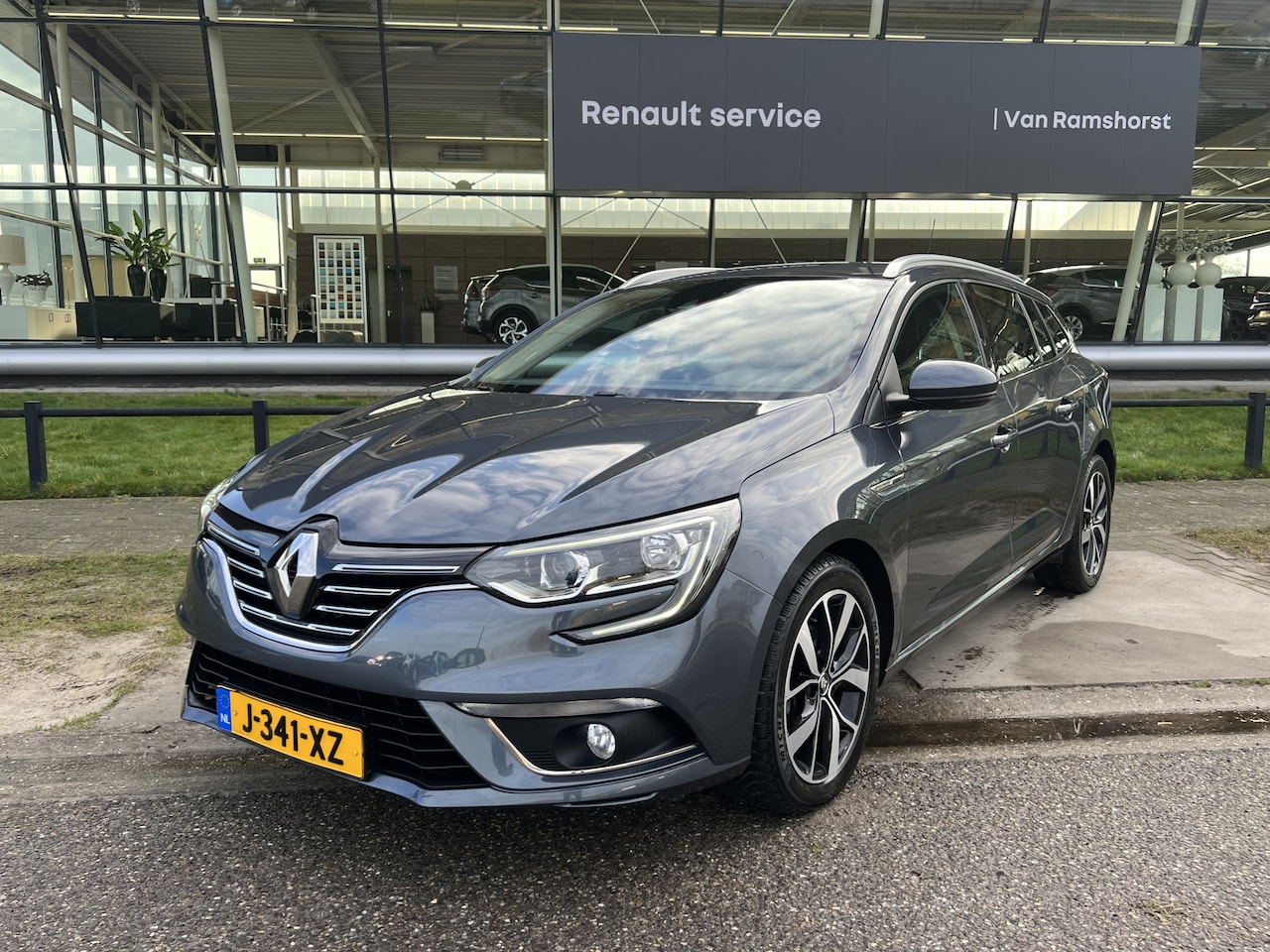 Renault Mégane Estate - 1.3 TCe Bose 140PK / Dealer onderhouden / Trekhaak / Keyless / Cruise / Applecarplay - And - AutoWereld.nl