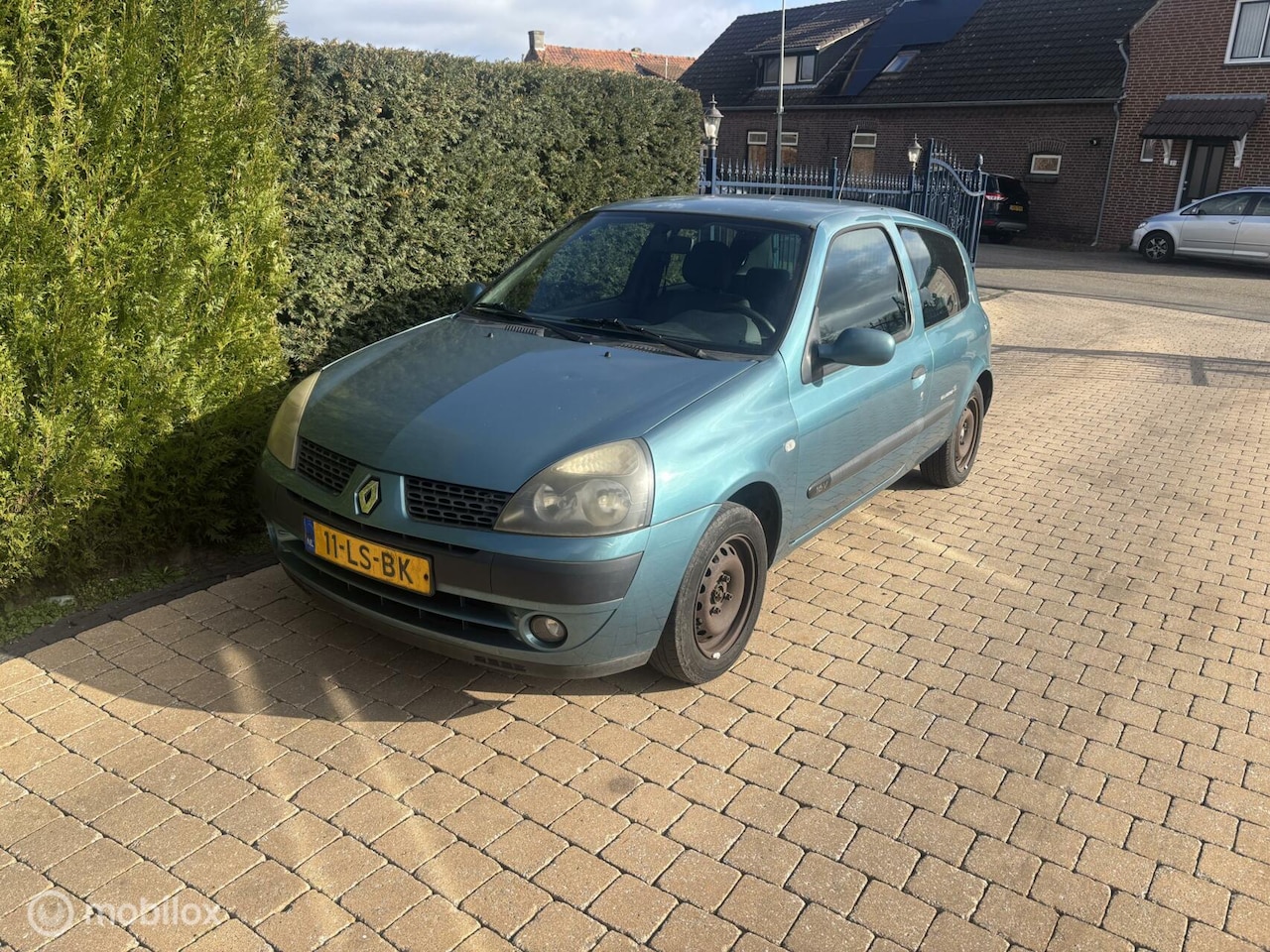 Renault Clio - 1.2-16V Authentique rijdt en schakelt goed - AutoWereld.nl