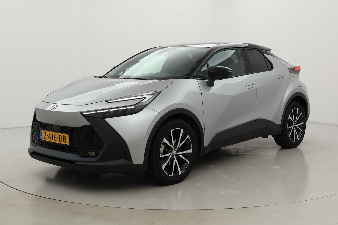 Toyota C-HR - 1.8 Hybrid 140 First Edition | Navigatie | 360 camera - AutoWereld.nl