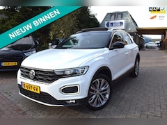 Volkswagen T-Roc - 1.5 TSI Sport/AUTOM/150PK/ ADAP CRUISE/PANO-DAK/CARPLAY/CAMERA/DODEHOEK/XENON/BLUETOOTH/TR