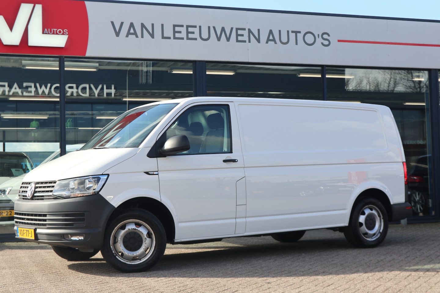 Volkswagen Transporter - 2.0 TDI L2H1 Comfortline | Navigatie | 200 PK | Automaat | APK 25-10-2025 | - AutoWereld.nl