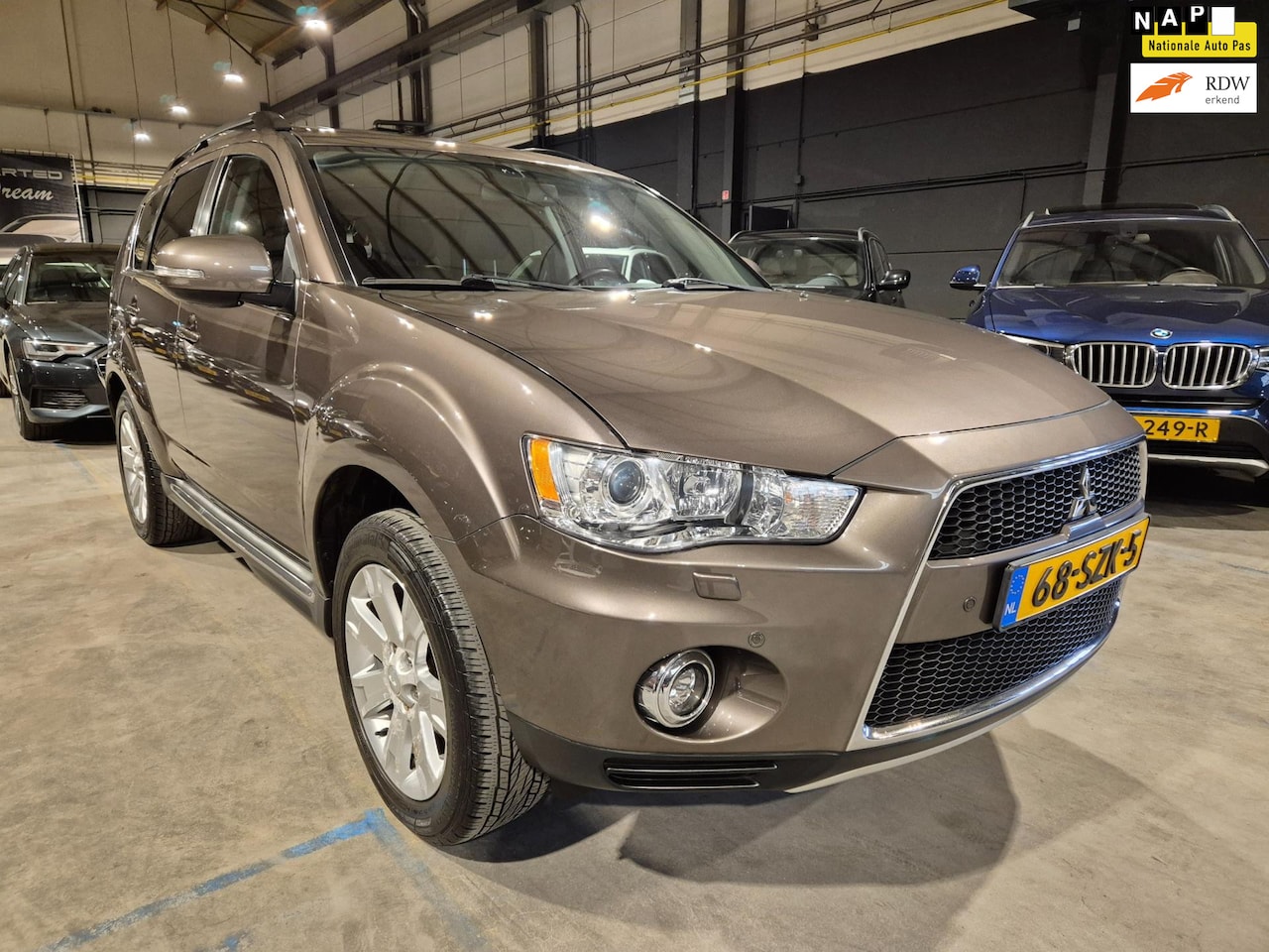 Mitsubishi Outlander - 2.0 Edition Two - Automaat - Schuifdak - Leder - Clima - Cruise - Trekhaak - AutoWereld.nl