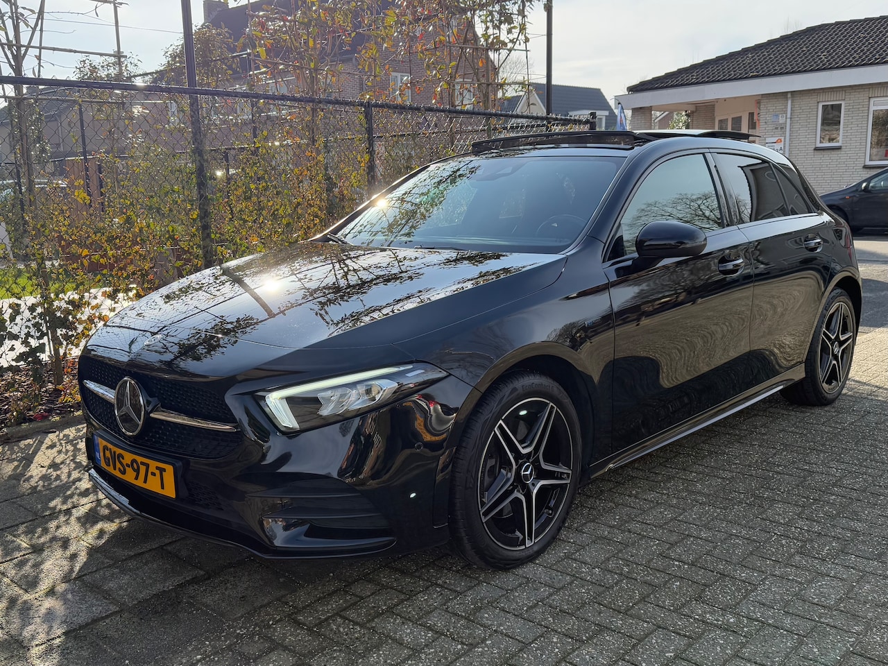 Mercedes-Benz A-klasse - 250 e Premium AMG * Panoramadak * Camera * Augmented Reality * Dealer onderhouden - AutoWereld.nl