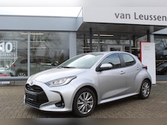 Toyota Yaris - 1.5 HYBRID DYNAMIC KEYLESS LED-PAKKET LM-VELGEN STOEL/STUURVERW. CAMERA AD-CRUISE DAB