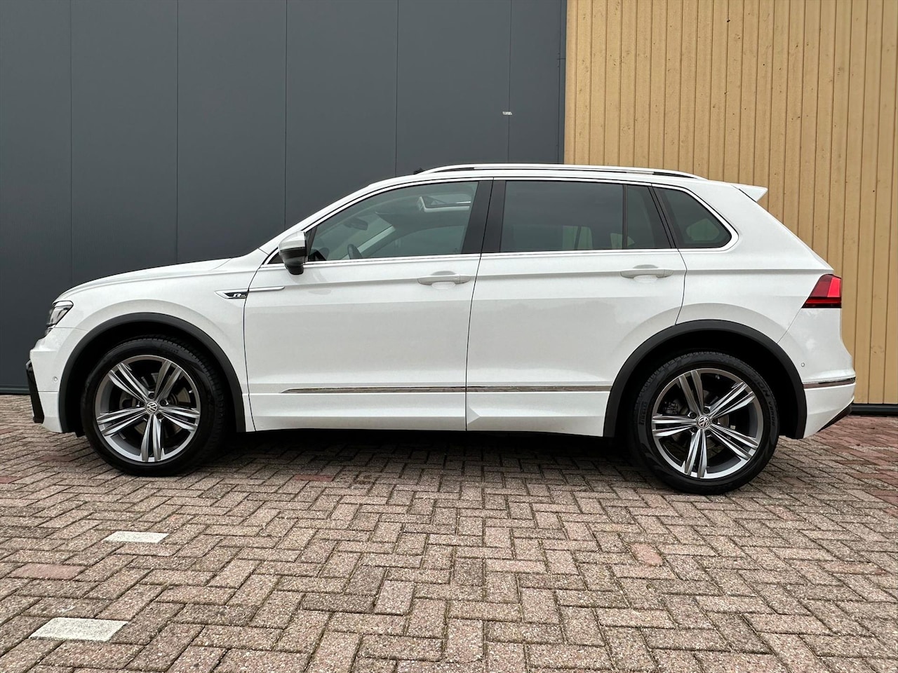 Volkswagen Tiguan - 2.0 TSI 180pk 4Motion DSG R-line | Stoelverwarming | Carplay | Pano | ACC | 2200KG Trekgew - AutoWereld.nl