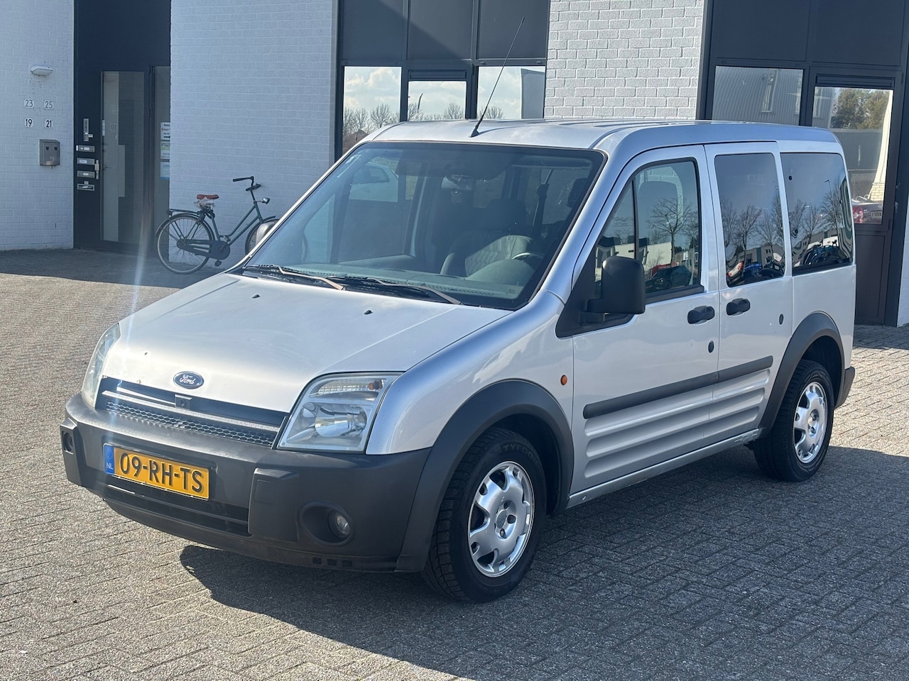 Ford Tourneo Connect - 1.8-16V SWB Futura Airco! Nw Apk! Velgen! - AutoWereld.nl