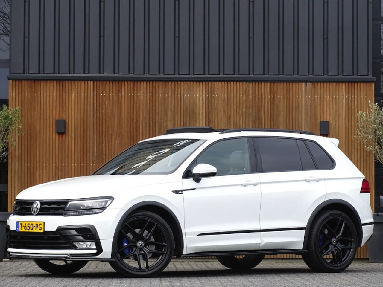 Volkswagen Tiguan - 2.0 TSI DSG / R20 ed. / 4-Motion / LED / R-Line - AutoWereld.nl