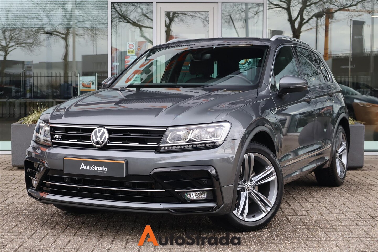 Volkswagen Tiguan - 1.5 R-Line TSI 130pk | Navi | Trekhaak | Cruise | Climate | Carplay | LED | Virtual - AutoWereld.nl