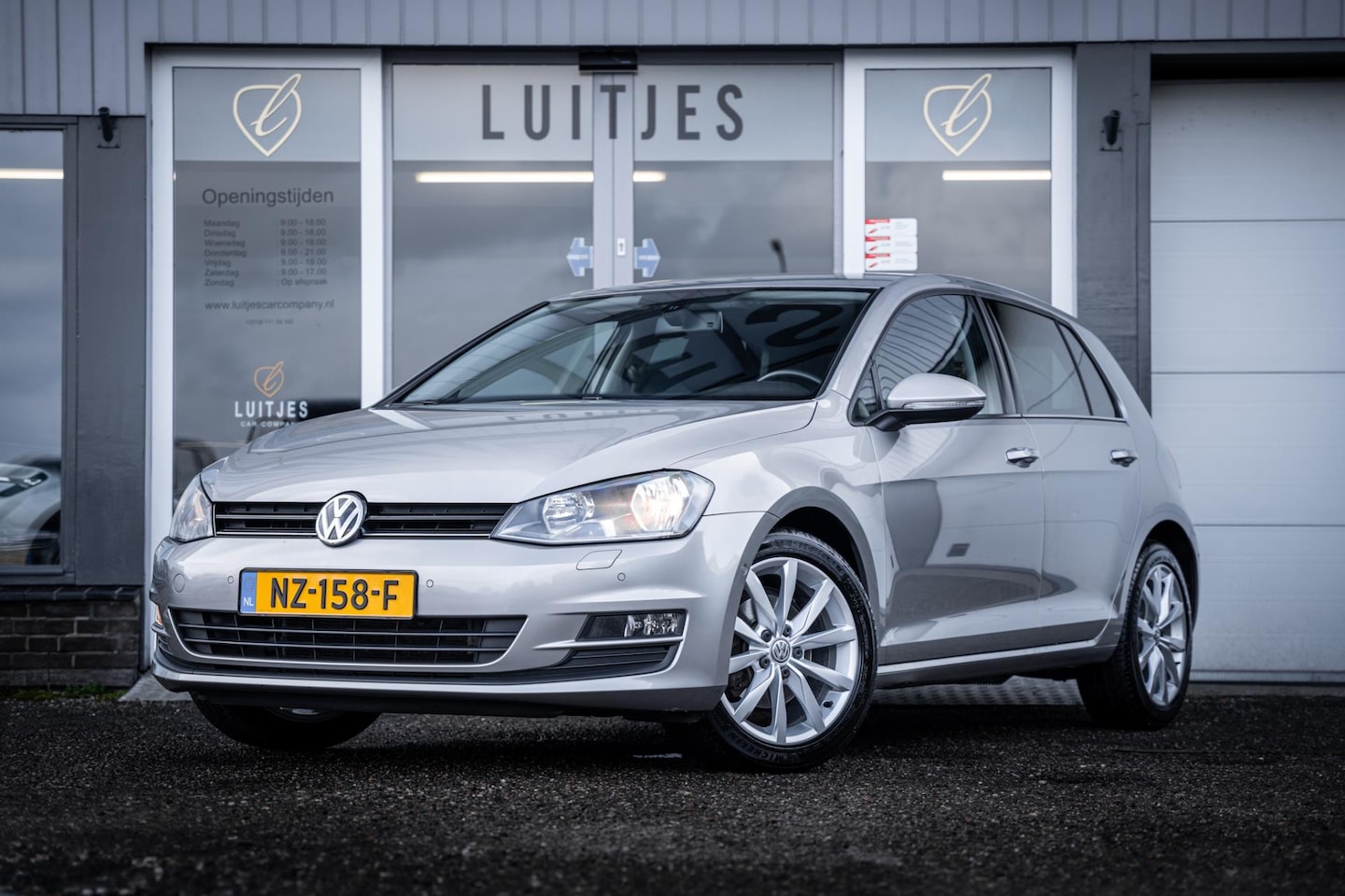 Volkswagen Golf - 1.2 TSI DSG7 Highline I Climate I Stoelverw. I Afn.Trekhaak I 17'' I Nieuwstaat! - AutoWereld.nl