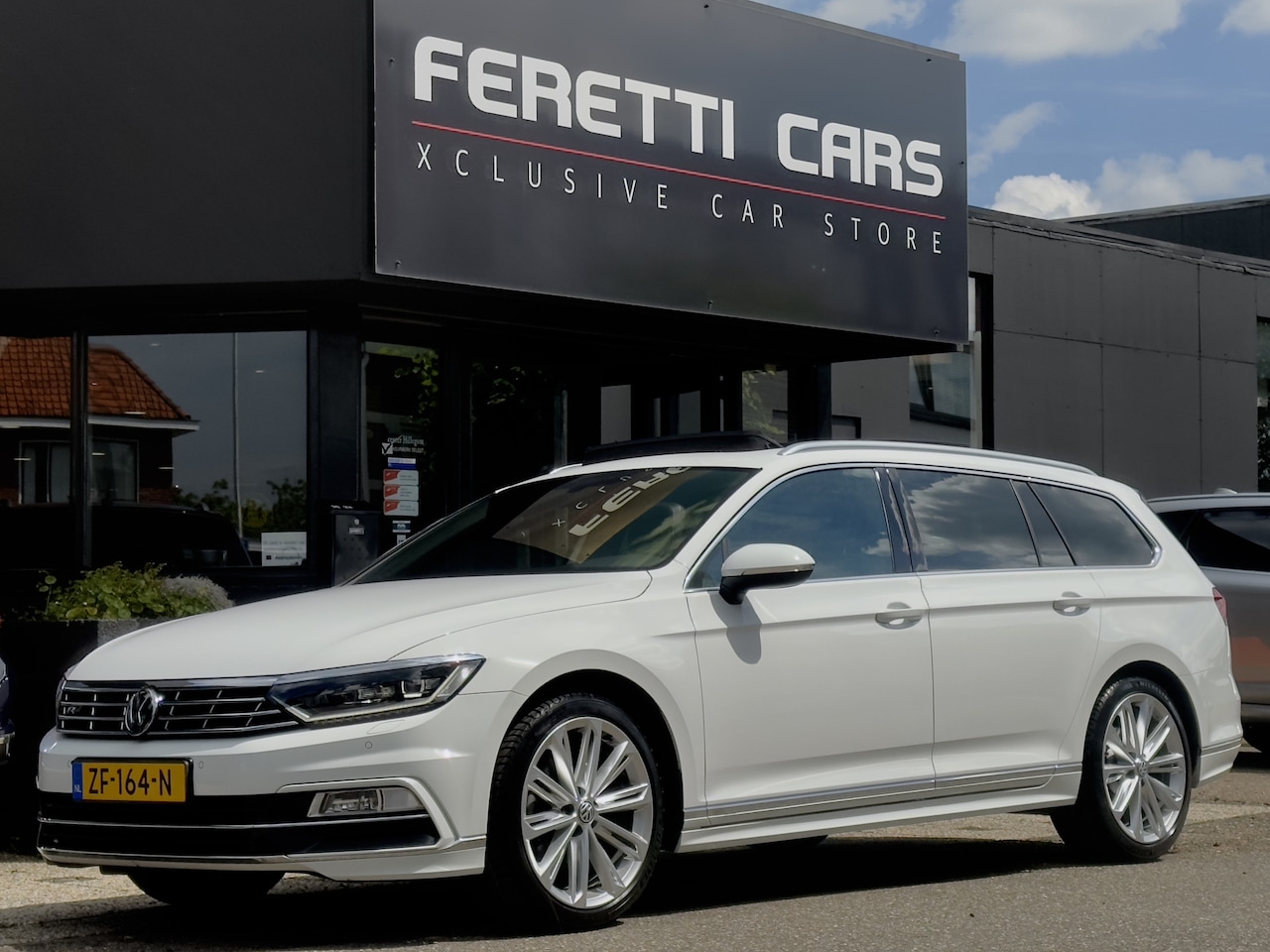 Volkswagen Passat Variant - 1.5 TSI AUT7 HIGHLINE 3XR-LINE PANODAK LEDER VIRTUAL-DASH PARKPILOT LED 19 INCH-LMV PDC - AutoWereld.nl