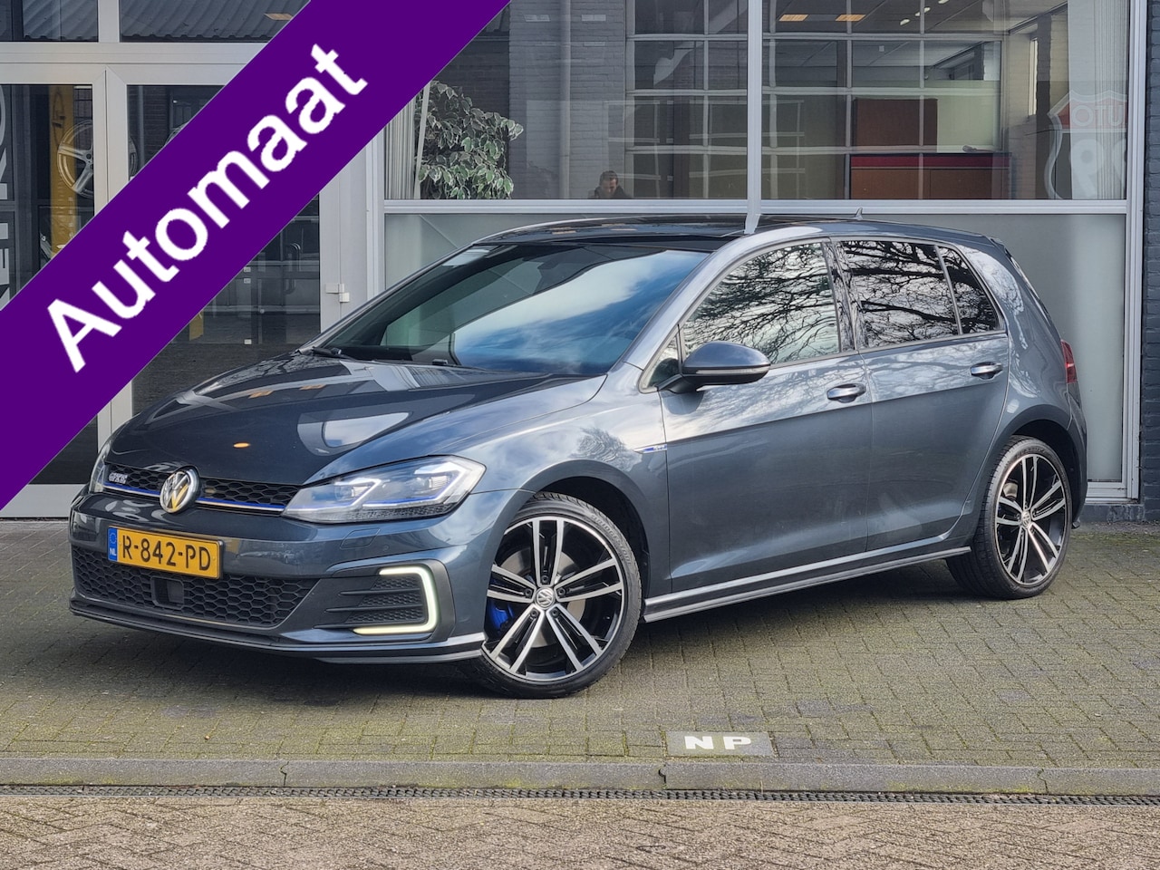 Volkswagen Golf - 1.4 TSI PHEV GTE PANO / ACC / CAMERA / STOELVERW. / CARPLAY - AutoWereld.nl